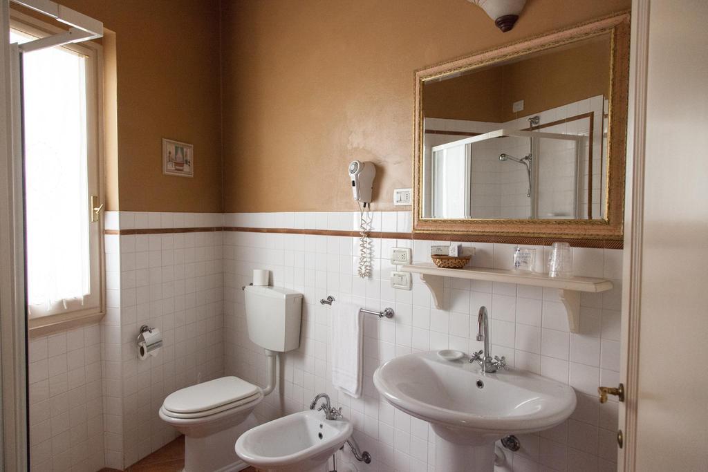 Hotel Locanda Degli Artisti Borgo San Lorenzo Room photo